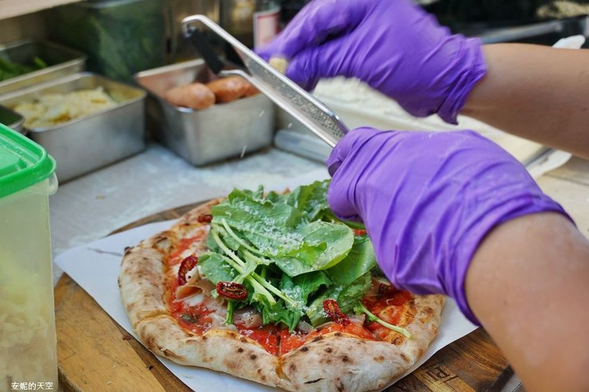 [ 新莊 明天沒PIZZA]最強路邊三輪車小攤 手工PIZZA現烤出爐 - 安妮的天空