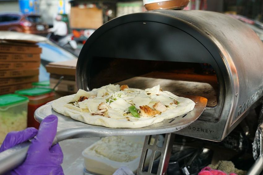 [ 新莊 明天沒PIZZA]最強路邊三輪車小攤 手工PIZZA現烤出爐 - 安妮的天空
