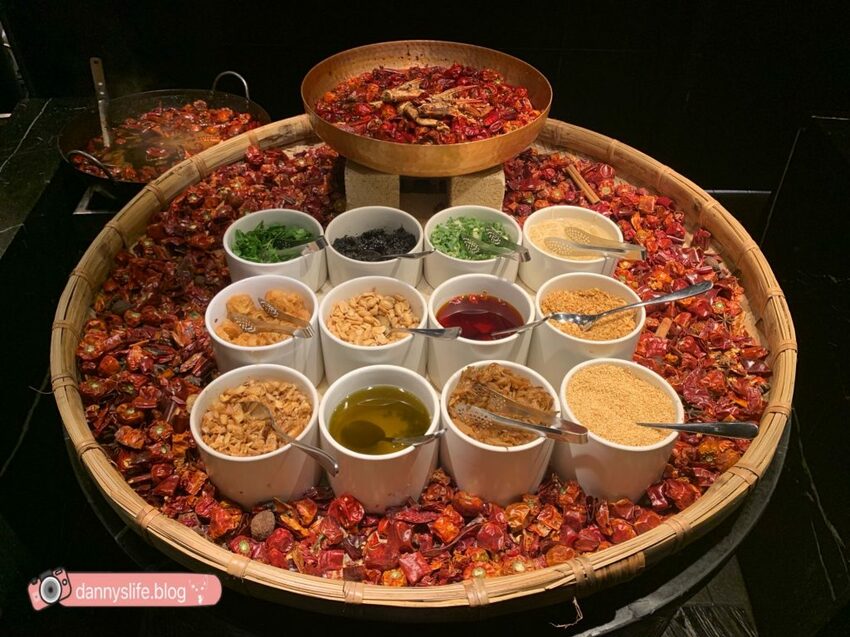 菜色多樣，種類超豐富的自助吃到飽，不怕你吃只怕你吃不下！丹尼的吃喝玩樂～
