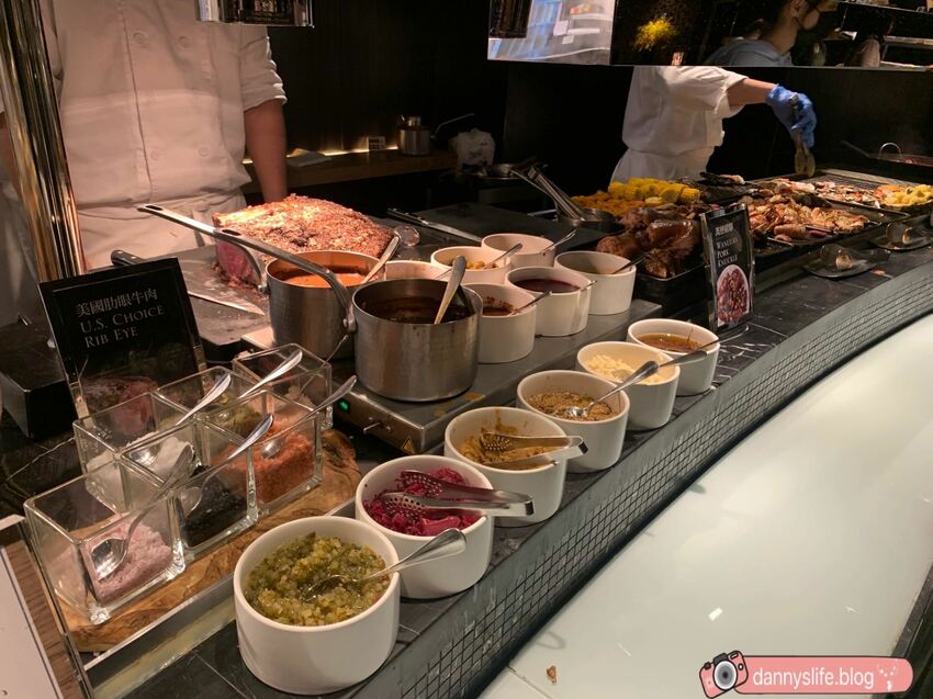 菜色多樣，種類超豐富的自助吃到飽，不怕你吃只怕你吃不下！丹尼的吃喝玩樂～