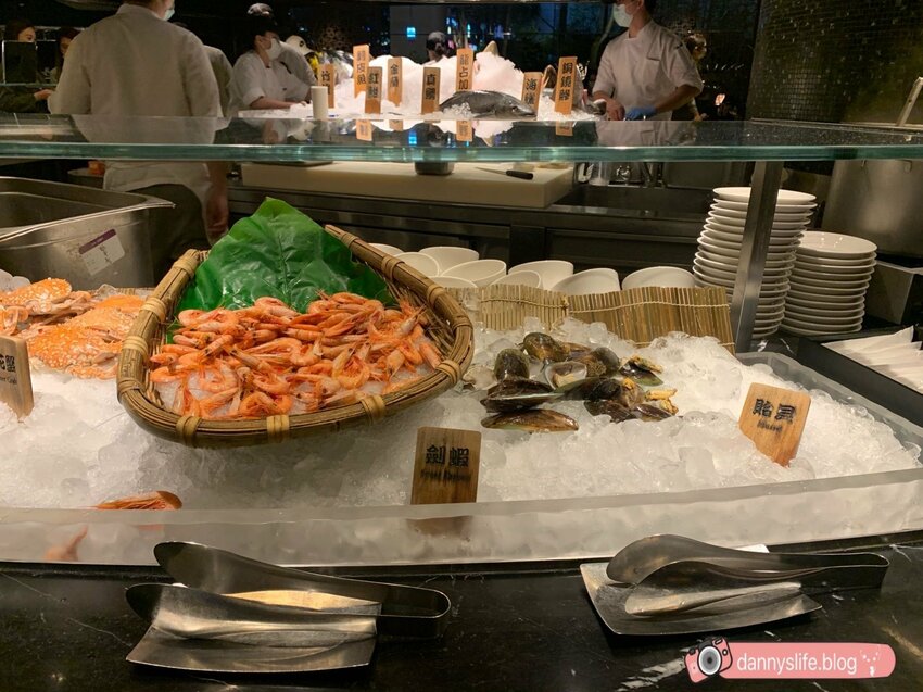 菜色多樣，種類超豐富的自助吃到飽，不怕你吃只怕你吃不下！丹尼的吃喝玩樂～