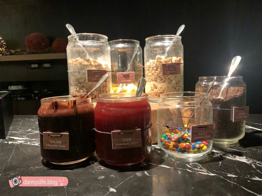 菜色多樣，種類超豐富的自助吃到飽，不怕你吃只怕你吃不下！丹尼的吃喝玩樂～