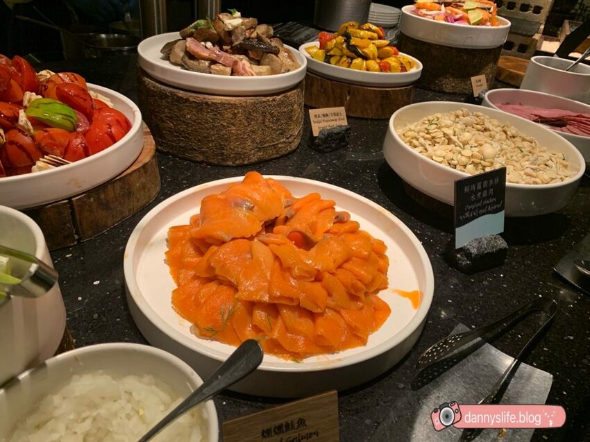 菜色多樣，種類超豐富的自助吃到飽，不怕你吃只怕你吃不下！丹尼的吃喝玩樂～