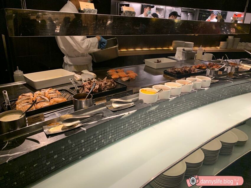 菜色多樣，種類超豐富的自助吃到飽，不怕你吃只怕你吃不下！丹尼的吃喝玩樂～