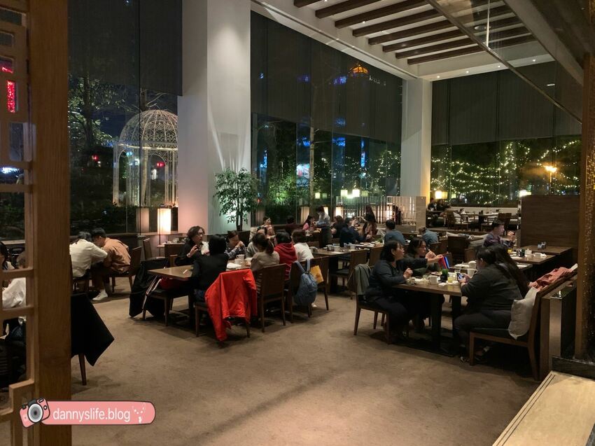 菜色多樣，種類超豐富的自助吃到飽，不怕你吃只怕你吃不下！丹尼的吃喝玩樂～
