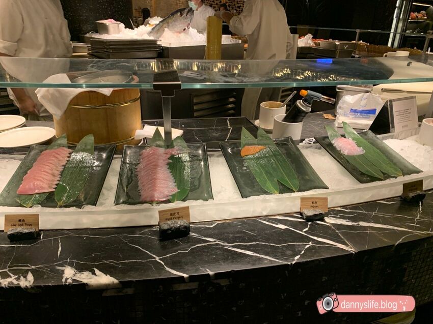 菜色多樣，種類超豐富的自助吃到飽，不怕你吃只怕你吃不下！丹尼的吃喝玩樂～