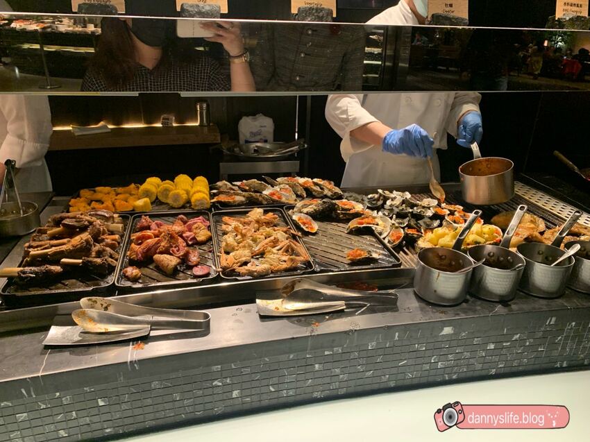 菜色多樣，種類超豐富的自助吃到飽，不怕你吃只怕你吃不下！丹尼的吃喝玩樂～