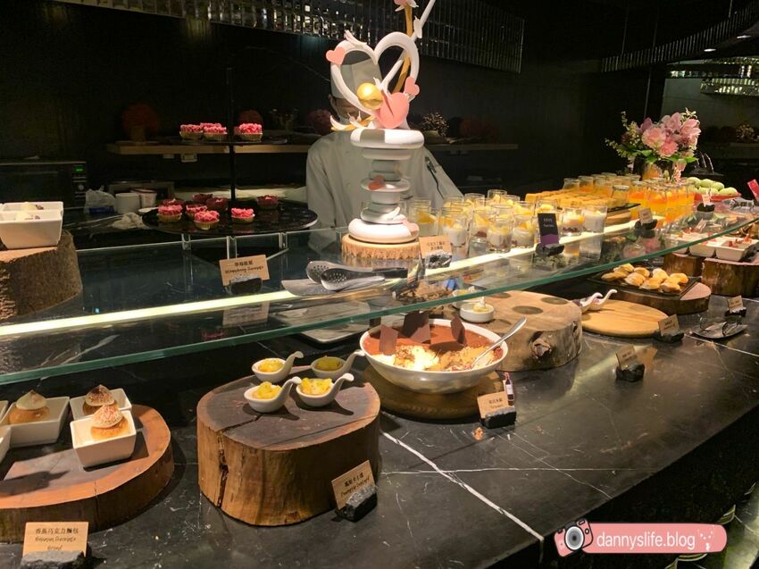 菜色多樣，種類超豐富的自助吃到飽，不怕你吃只怕你吃不下！丹尼的吃喝玩樂～