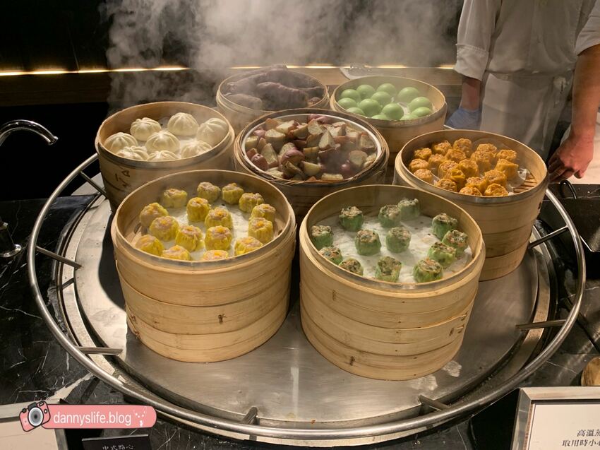 菜色多樣，種類超豐富的自助吃到飽，不怕你吃只怕你吃不下！丹尼的吃喝玩樂～