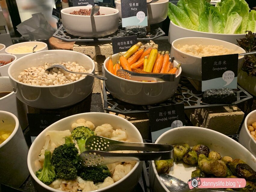菜色多樣，種類超豐富的自助吃到飽，不怕你吃只怕你吃不下！丹尼的吃喝玩樂～