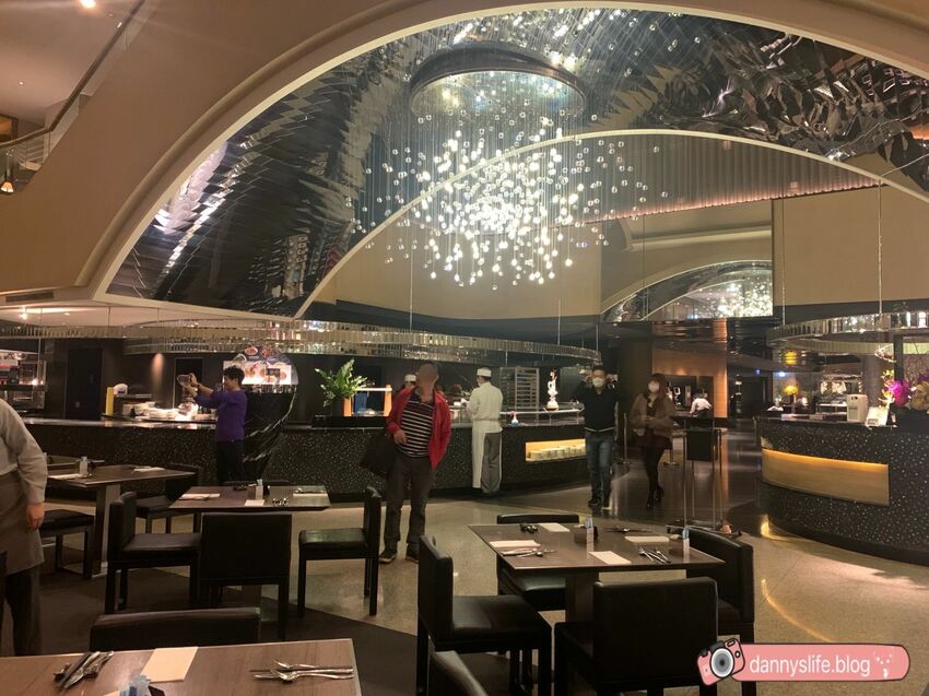 菜色多樣，種類超豐富的自助吃到飽，不怕你吃只怕你吃不下！丹尼的吃喝玩樂～