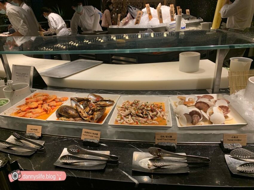 菜色多樣，種類超豐富的自助吃到飽，不怕你吃只怕你吃不下！丹尼的吃喝玩樂～