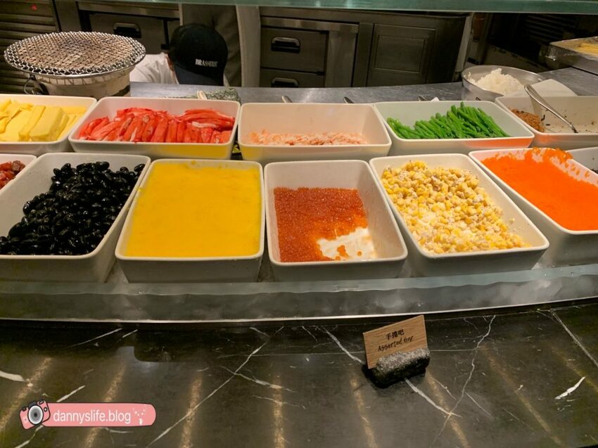 菜色多樣，種類超豐富的自助吃到飽，不怕你吃只怕你吃不下！丹尼的吃喝玩樂～