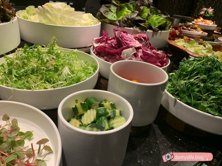 菜色多樣，種類超豐富的自助吃到飽，不怕你吃只怕你吃不下！丹尼的吃喝玩樂～