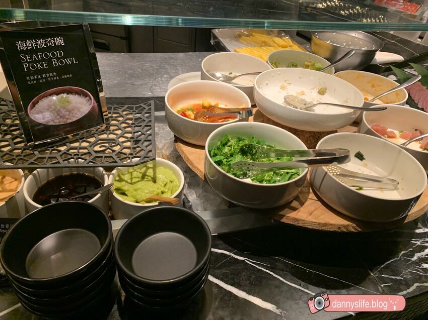 菜色多樣，種類超豐富的自助吃到飽，不怕你吃只怕你吃不下！丹尼的吃喝玩樂～