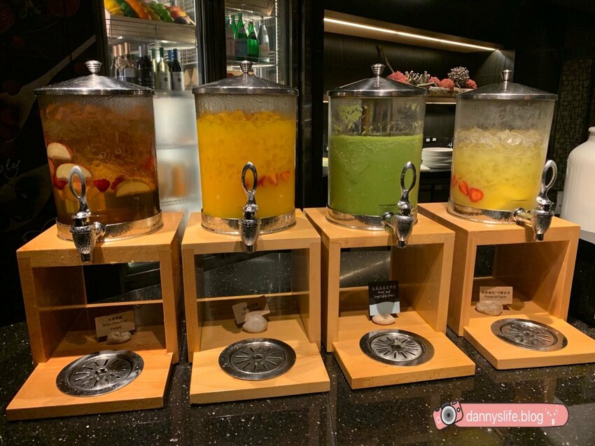 菜色多樣，種類超豐富的自助吃到飽，不怕你吃只怕你吃不下！丹尼的吃喝玩樂～