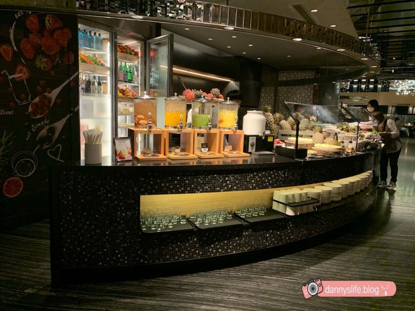 菜色多樣，種類超豐富的自助吃到飽，不怕你吃只怕你吃不下！丹尼的吃喝玩樂～