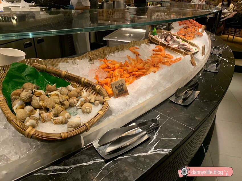 菜色多樣，種類超豐富的自助吃到飽，不怕你吃只怕你吃不下！丹尼的吃喝玩樂～