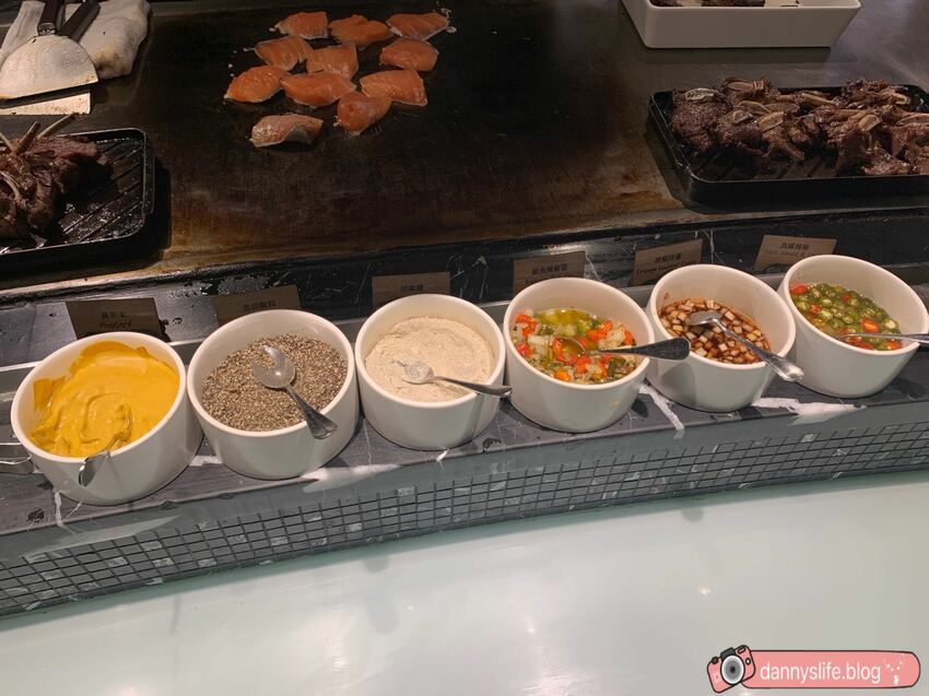 菜色多樣，種類超豐富的自助吃到飽，不怕你吃只怕你吃不下！丹尼的吃喝玩樂～