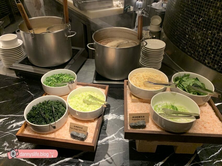 菜色多樣，種類超豐富的自助吃到飽，不怕你吃只怕你吃不下！丹尼的吃喝玩樂～