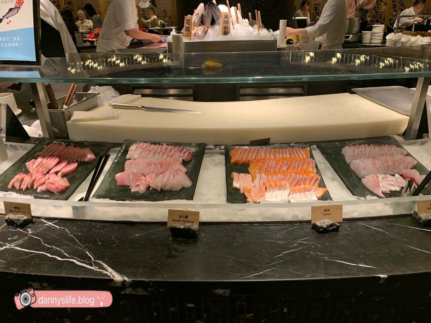 菜色多樣，種類超豐富的自助吃到飽，不怕你吃只怕你吃不下！丹尼的吃喝玩樂～