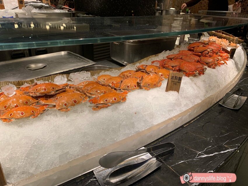 菜色多樣，種類超豐富的自助吃到飽，不怕你吃只怕你吃不下！丹尼的吃喝玩樂～