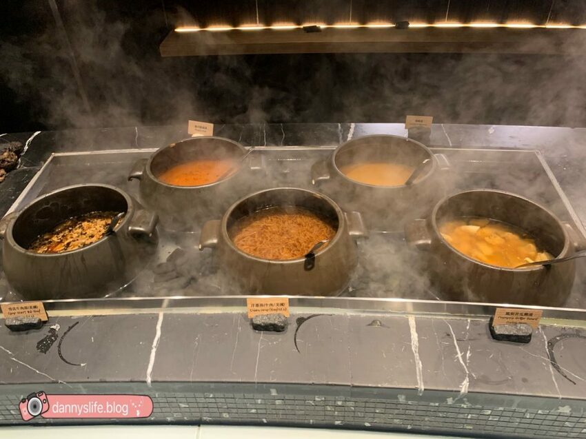 菜色多樣，種類超豐富的自助吃到飽，不怕你吃只怕你吃不下！丹尼的吃喝玩樂～