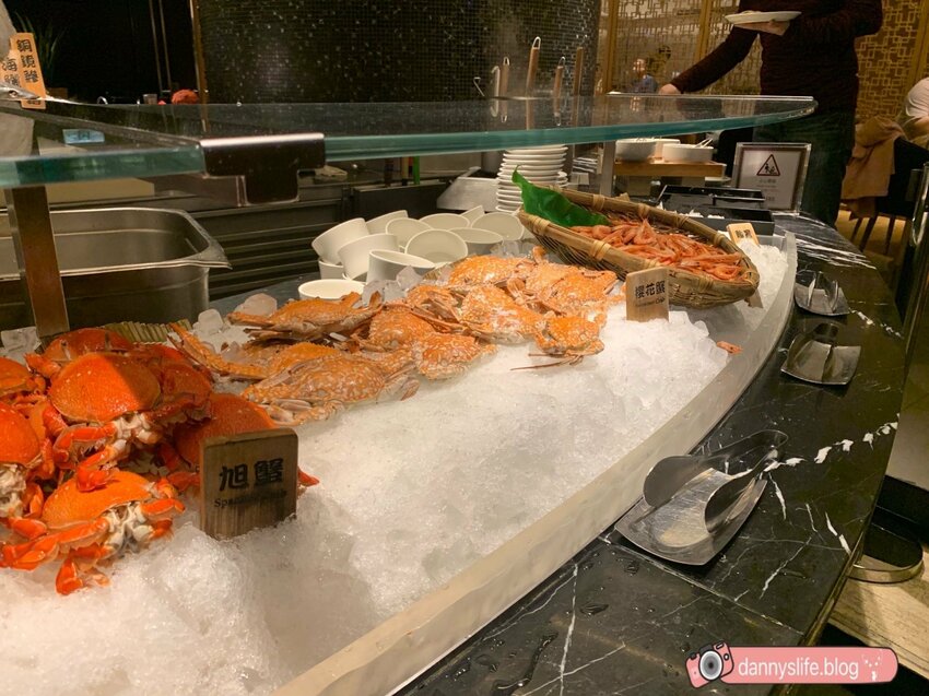 菜色多樣，種類超豐富的自助吃到飽，不怕你吃只怕你吃不下！丹尼的吃喝玩樂～
