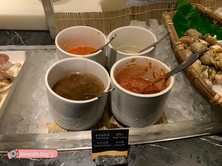 菜色多樣，種類超豐富的自助吃到飽，不怕你吃只怕你吃不下！丹尼的吃喝玩樂～