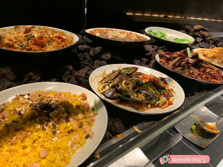 菜色多樣，種類超豐富的自助吃到飽，不怕你吃只怕你吃不下！丹尼的吃喝玩樂～