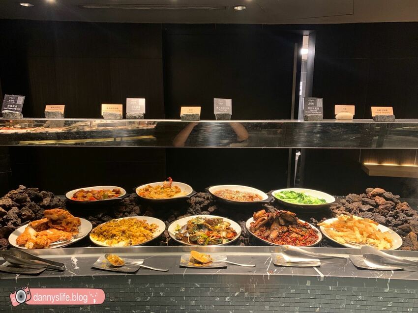 菜色多樣，種類超豐富的自助吃到飽，不怕你吃只怕你吃不下！丹尼的吃喝玩樂～