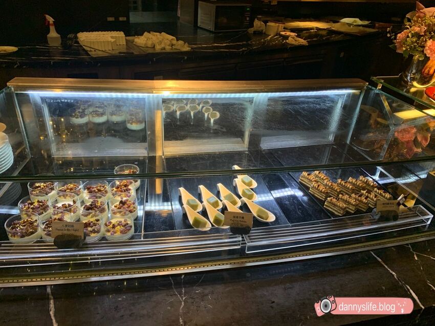 菜色多樣，種類超豐富的自助吃到飽，不怕你吃只怕你吃不下！丹尼的吃喝玩樂～