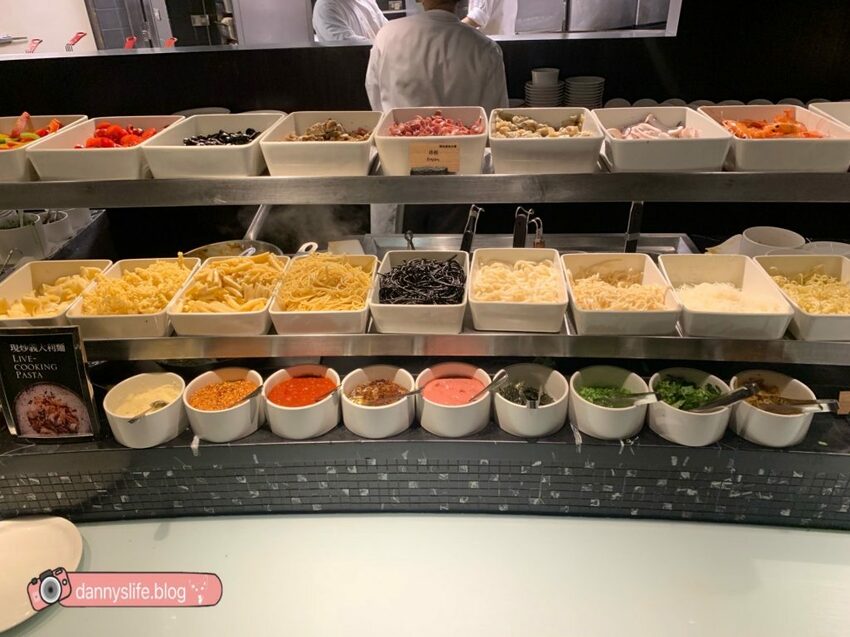 菜色多樣，種類超豐富的自助吃到飽，不怕你吃只怕你吃不下！丹尼的吃喝玩樂～
