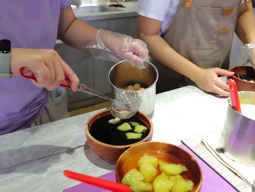 豆腐洋行:隱身台南巷弄內的古早味甜品店,大推雙色麻吉冰~好拍又好吃/冬季限定-草莓冰塔上市,滿滿大顆草莓搭配杏仁豆腐.超滿足! - 進食的巨鼠