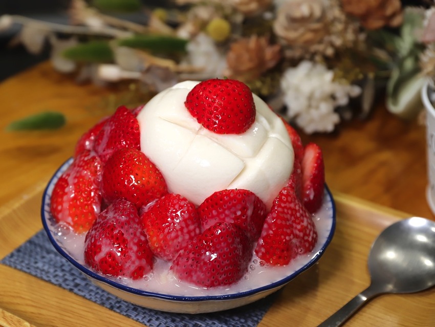 豆腐洋行:隱身台南巷弄內的古早味甜品店,大推雙色麻吉冰~好拍又好吃/冬季限定-草莓冰塔上市,滿滿大顆草莓搭配杏仁豆腐.超滿足! - 進食的巨鼠