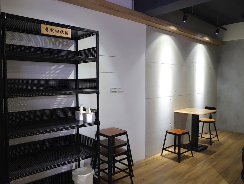 豆腐洋行:隱身台南巷弄內的古早味甜品店,大推雙色麻吉冰~好拍又好吃/冬季限定-草莓冰塔上市,滿滿大顆草莓搭配杏仁豆腐.超滿足! - 進食的巨鼠