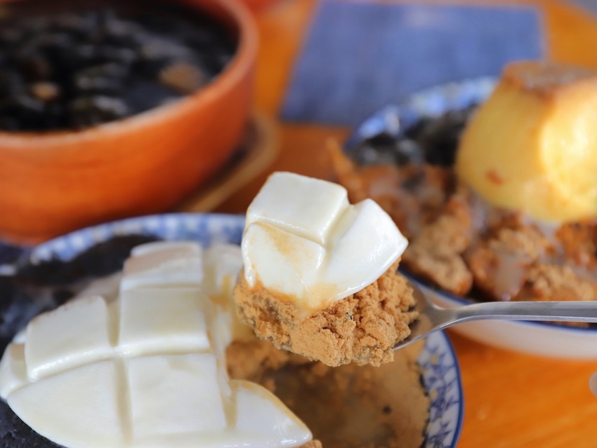 豆腐洋行:隱身台南巷弄內的古早味甜品店,大推雙色麻吉冰~好拍又好吃/冬季限定-草莓冰塔上市,滿滿大顆草莓搭配杏仁豆腐.超滿足! - 進食的巨鼠