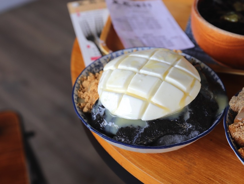 豆腐洋行:隱身台南巷弄內的古早味甜品店,大推雙色麻吉冰~好拍又好吃/冬季限定-草莓冰塔上市,滿滿大顆草莓搭配杏仁豆腐.超滿足! - 進食的巨鼠