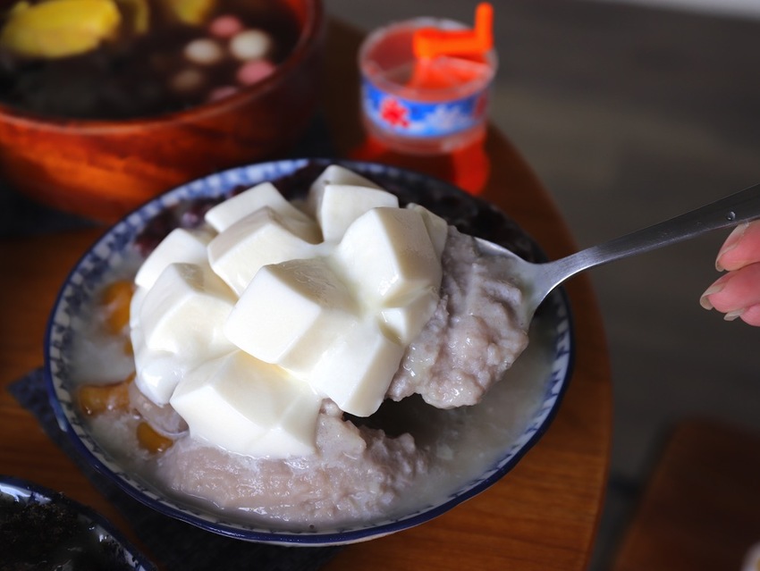 豆腐洋行:隱身台南巷弄內的古早味甜品店,大推雙色麻吉冰~好拍又好吃/冬季限定-草莓冰塔上市,滿滿大顆草莓搭配杏仁豆腐.超滿足! - 進食的巨鼠