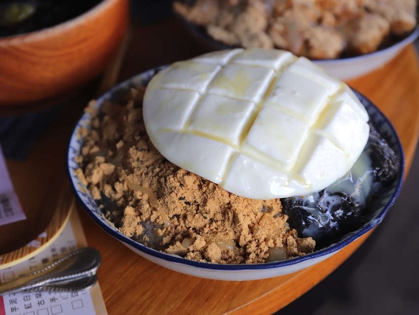 豆腐洋行:隱身台南巷弄內的古早味甜品店,大推雙色麻吉冰~好拍又好吃/冬季限定-草莓冰塔上市,滿滿大顆草莓搭配杏仁豆腐.超滿足! - 進食的巨鼠