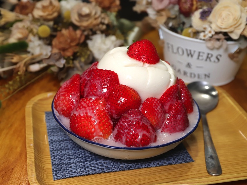 豆腐洋行:隱身台南巷弄內的古早味甜品店,大推雙色麻吉冰~好拍又好吃/冬季限定-草莓冰塔上市,滿滿大顆草莓搭配杏仁豆腐.超滿足! - 進食的巨鼠