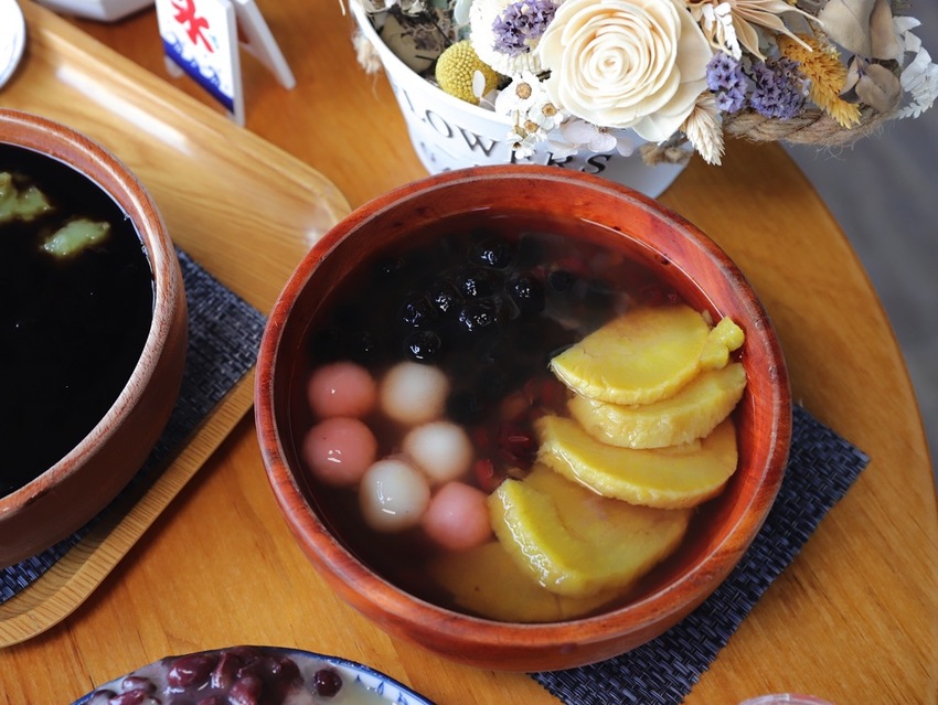 豆腐洋行:隱身台南巷弄內的古早味甜品店,大推雙色麻吉冰~好拍又好吃/冬季限定-草莓冰塔上市,滿滿大顆草莓搭配杏仁豆腐.超滿足! - 進食的巨鼠