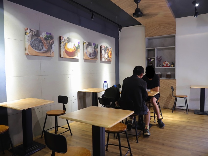 豆腐洋行:隱身台南巷弄內的古早味甜品店,大推雙色麻吉冰~好拍又好吃/冬季限定-草莓冰塔上市,滿滿大顆草莓搭配杏仁豆腐.超滿足! - 進食的巨鼠