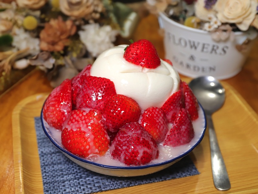 豆腐洋行:隱身台南巷弄內的古早味甜品店,大推雙色麻吉冰~好拍又好吃/冬季限定-草莓冰塔上市,滿滿大顆草莓搭配杏仁豆腐.超滿足! - 進食的巨鼠