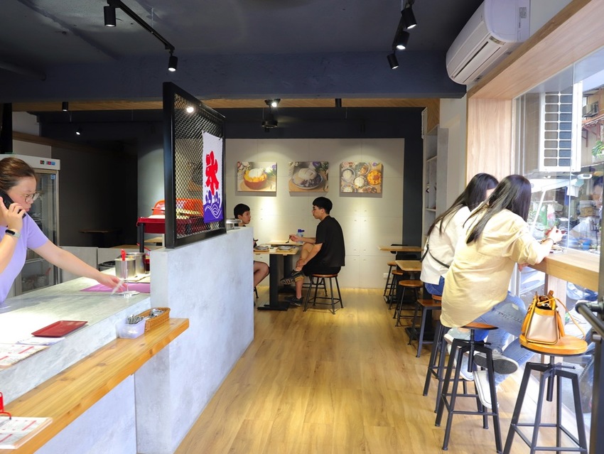 豆腐洋行:隱身台南巷弄內的古早味甜品店,大推雙色麻吉冰~好拍又好吃/冬季限定-草莓冰塔上市,滿滿大顆草莓搭配杏仁豆腐.超滿足! - 進食的巨鼠