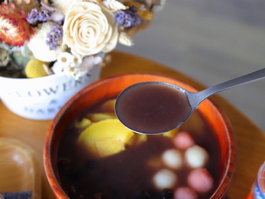 豆腐洋行:隱身台南巷弄內的古早味甜品店,大推雙色麻吉冰~好拍又好吃/冬季限定-草莓冰塔上市,滿滿大顆草莓搭配杏仁豆腐.超滿足! - 進食的巨鼠