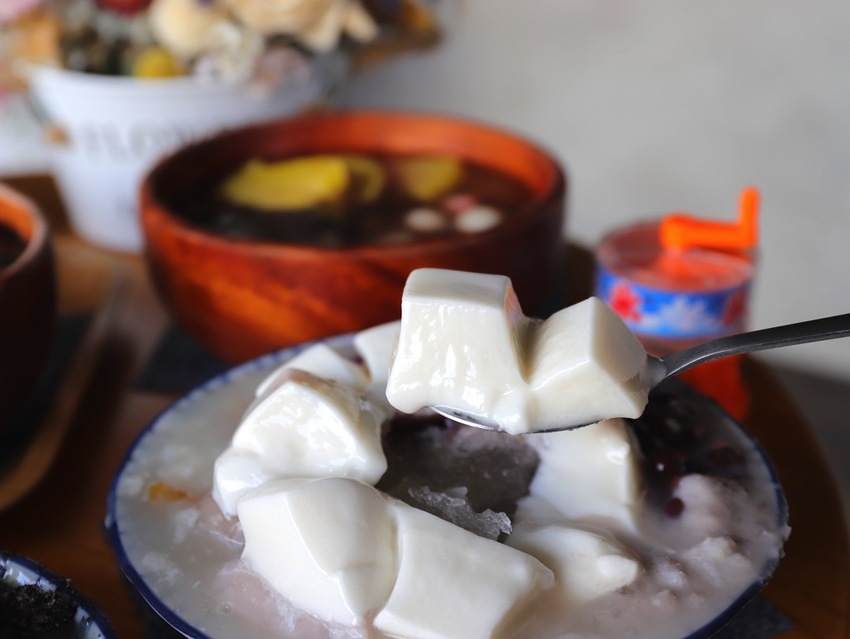 豆腐洋行:隱身台南巷弄內的古早味甜品店,大推雙色麻吉冰~好拍又好吃/冬季限定-草莓冰塔上市,滿滿大顆草莓搭配杏仁豆腐.超滿足! - 進食的巨鼠