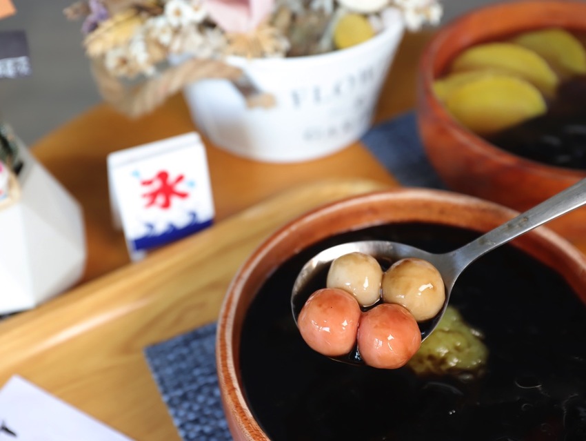 豆腐洋行:隱身台南巷弄內的古早味甜品店,大推雙色麻吉冰~好拍又好吃/冬季限定-草莓冰塔上市,滿滿大顆草莓搭配杏仁豆腐.超滿足! - 進食的巨鼠