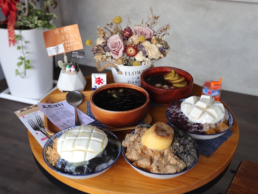 豆腐洋行:隱身台南巷弄內的古早味甜品店,大推雙色麻吉冰~好拍又好吃/冬季限定-草莓冰塔上市,滿滿大顆草莓搭配杏仁豆腐.超滿足! - 進食的巨鼠