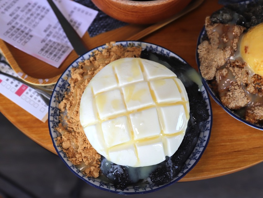 豆腐洋行:隱身台南巷弄內的古早味甜品店,大推雙色麻吉冰~好拍又好吃/冬季限定-草莓冰塔上市,滿滿大顆草莓搭配杏仁豆腐.超滿足! - 進食的巨鼠